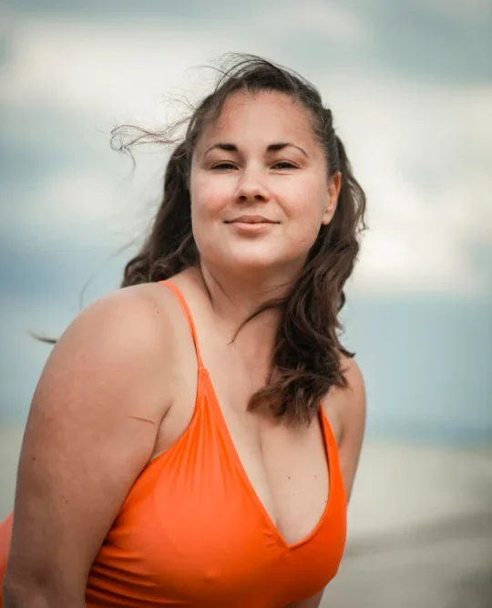 beautiful-women-lone-tree