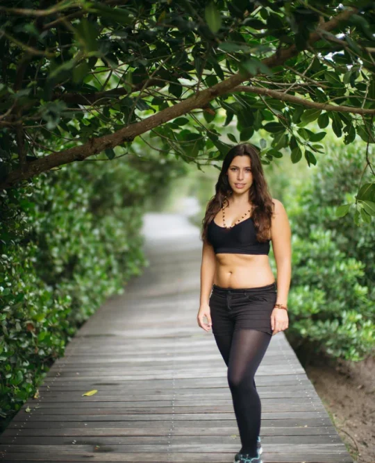 girl-in-forest girl-in-forest